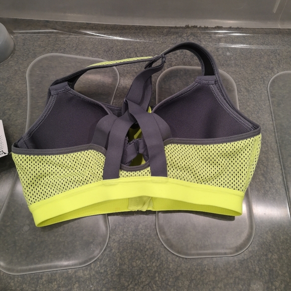 VS knockout sports bra in 32C - Picture 2 of 3